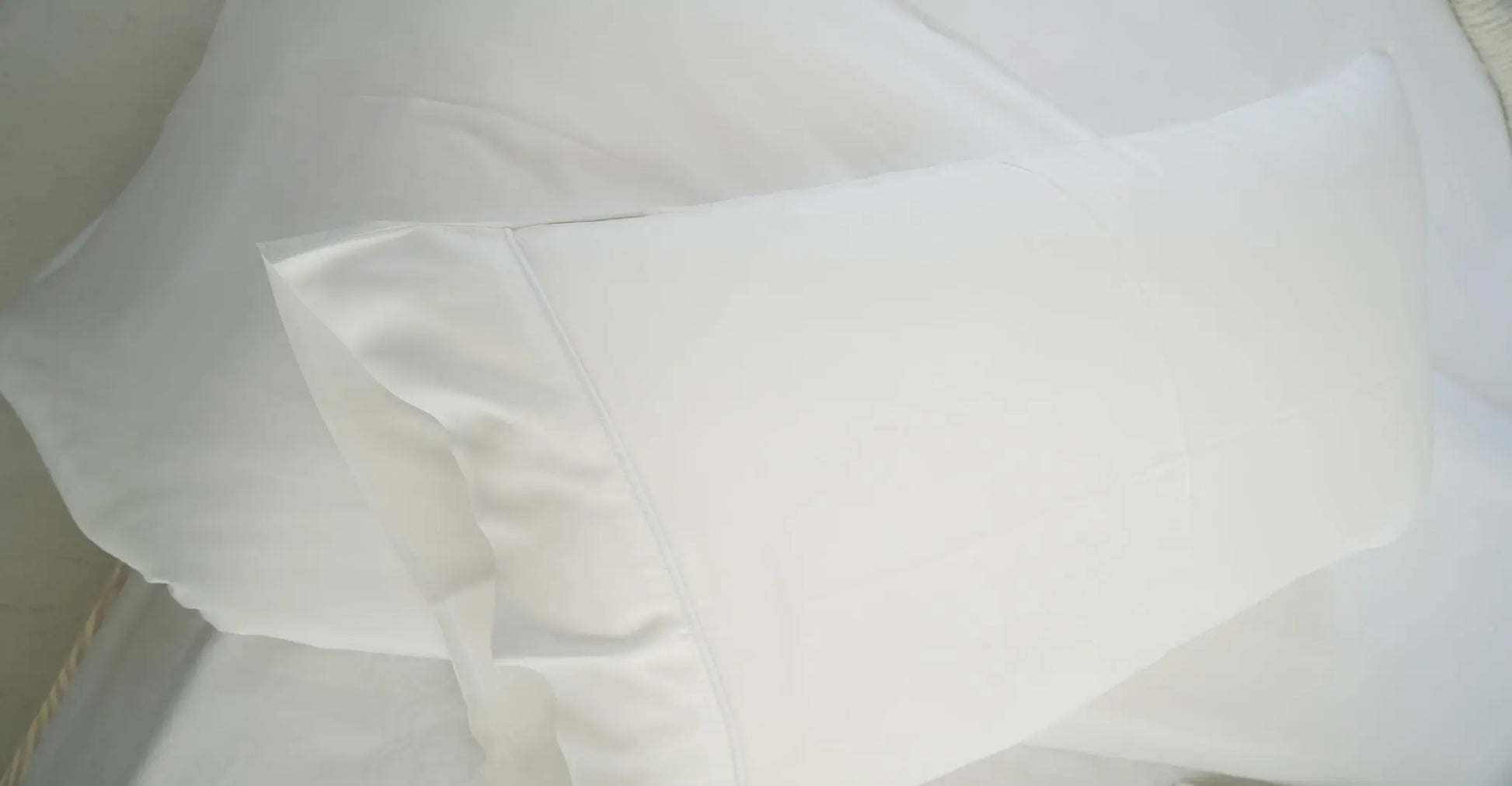Feather White 4 Piece Duvet Set With Flat sheet